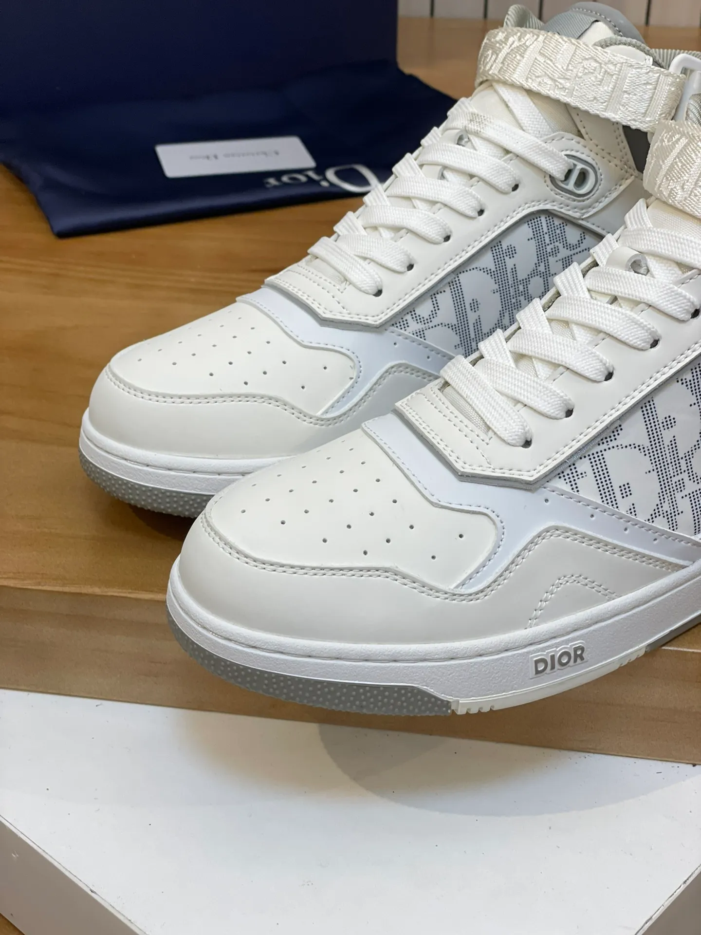 Men's shoes: 💰P460¥ Product trademark: Dior* "Dior*" high-top casual shoes Regular size: 38-44 (can be customized to 45.46) Product materials: Upper imported cowhide stitched with original fabric, breathable lining, original outsole. Number: 1006